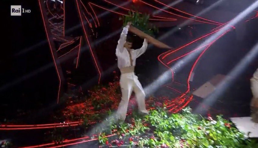 imnotfranci's tweet photo. Io vi giuro che faccio come Blanco!! Paola e Chiara settimo postooooo?!  #Sanremo2023 https://t.co/qAB67tZdM5
