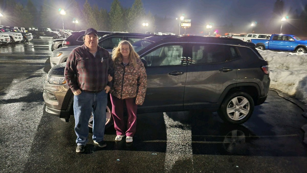 PierceAutoIdaho's tweet photo. Congratulations to Debra and Timothy Mellen of Kingston, Idaho on their 2022 Jeep Compass. Also thank you for choosing Pierce Auto Center. #Jeep #Jeepwave #Idahojeep #Compass #Jeeplife #Lifewithajeep https://t.co/5k4Y70d15f
