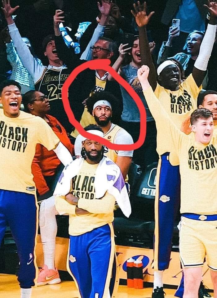 8Ballahoopinsi1's tweet photo. Not everyone on your bench is clapping for you stay woke https://t.co/WHJalaYubR