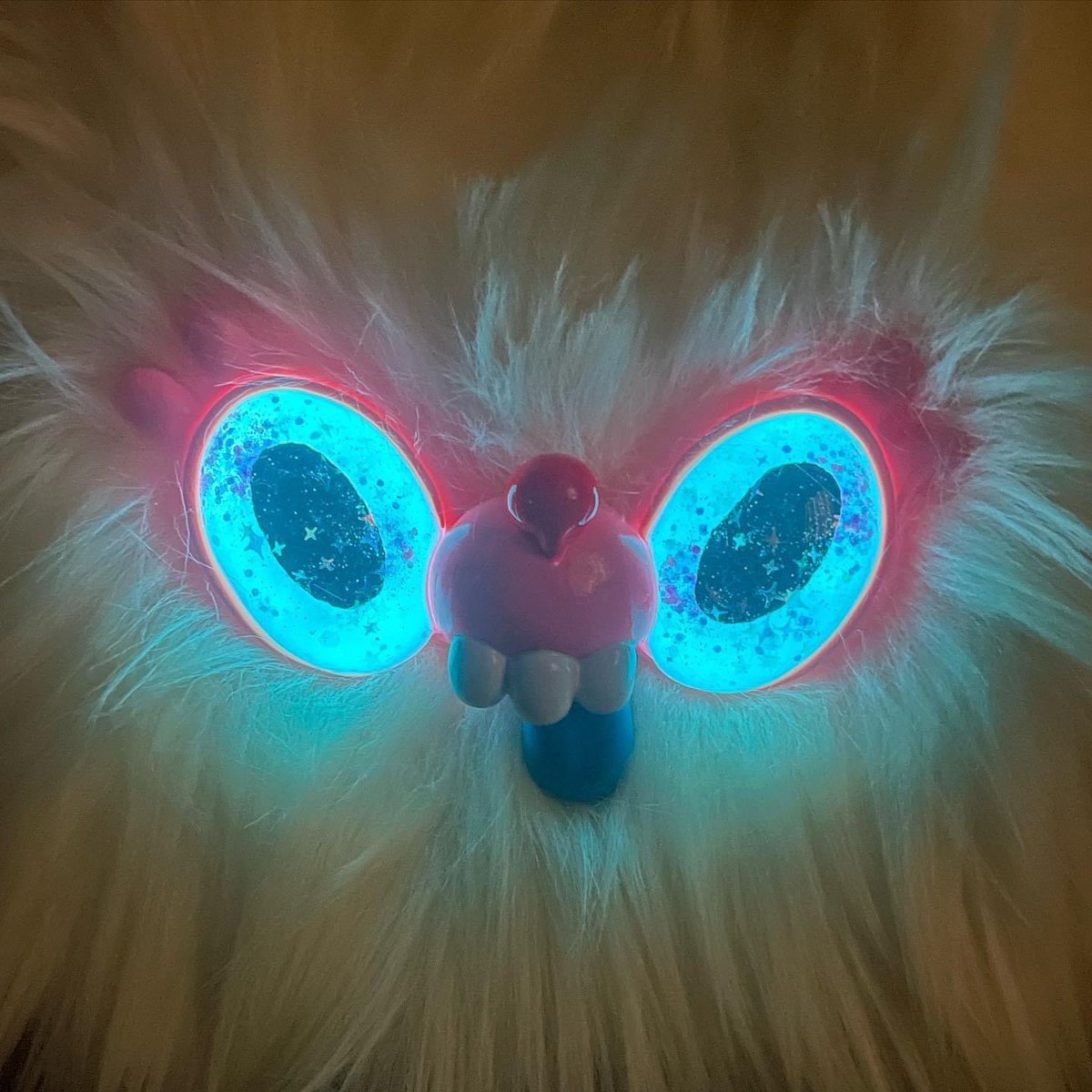 ratokimtoy's tweet photo. Giant Box Cat 💛✨
One off 
Size H28 x W 21 x L28 (cm) 

- fur fabric production
- eyes glow blue
You can see it in the @Cluttermagazine ✨👍

#glowshow #cluttermagazine 
#art #giantboxcat #ratokim https://t.co/sdJ9ZquHRE