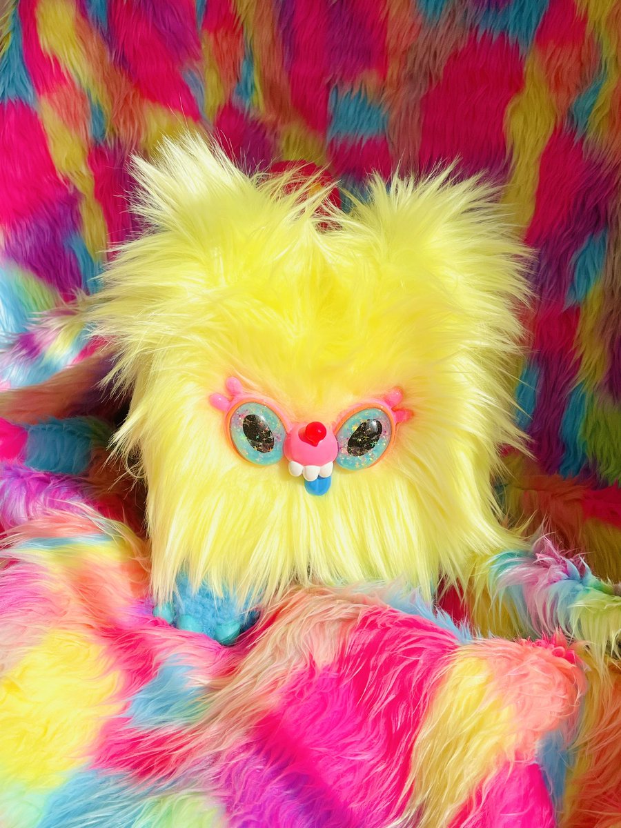 ratokimtoy's tweet photo. Giant Box Cat 💛✨
One off 
Size H28 x W 21 x L28 (cm) 

- fur fabric production
- eyes glow blue
You can see it in the @Cluttermagazine ✨👍

#glowshow #cluttermagazine 
#art #giantboxcat #ratokim https://t.co/sdJ9ZquHRE