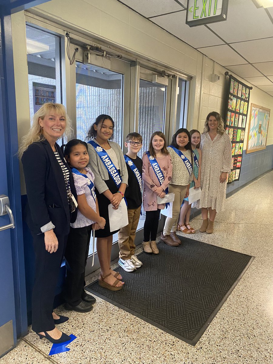 MBaker_RunSun's tweet photo. It was our honor to host #community members. 5th grade #Ambassadors were amazing tour guides-poised, confident, articulate. The visitors loved using #SingaporeMath to solve problems! @eastfieldglobal @brian_t_oliver @McDowell590 @amays_bwfund #SomethingGreat https://t.co/WlebNTwJVq