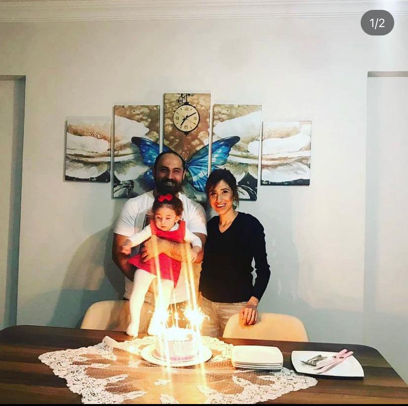 Arkadaşlarımız; 
Sefa Acemoğlu 
Nur Acemoğlu 
Lena Acemoğlu(3) 
 
Hâla ulaşamıyoruz lütfen yardım edin! 

Odabaşı mah. Akademi cad. Fuat koku apartmanı A blok Antakya