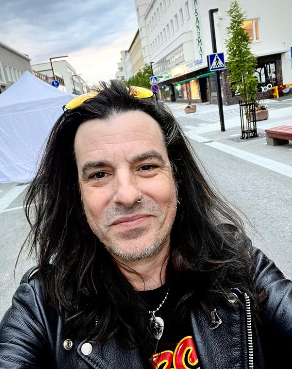 Happy 59 birthday to the amazing Skid Row co-founder, bassist and main songwriter Rachel Bolan! 