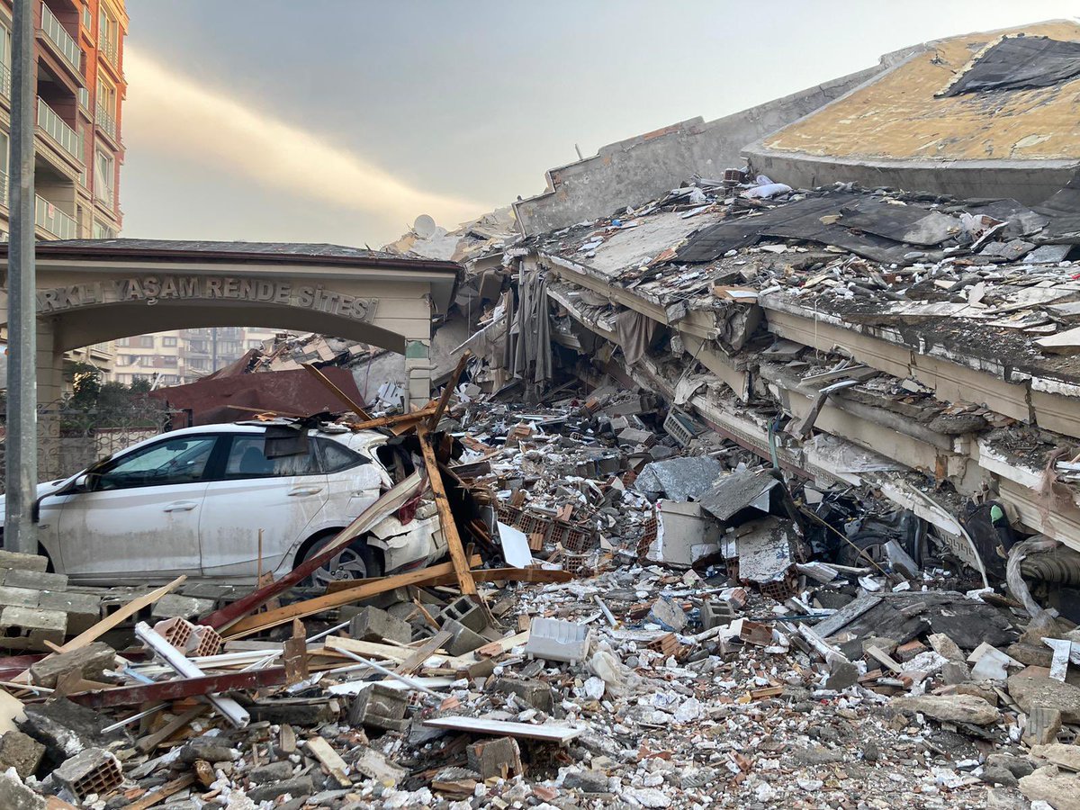 giuak's tweet photo. HATAY/ANTAKYA Odabaşı mahallesi Bektaş sokak farklı yaşam rende sitesi B blok MURAT-FADİME-ZEHRA TARAKCI hala enkaz altındalar hiçbir haber alınamadı. 
‼️ EVLERİNE ULAŞMAK İÇİN PALETLİ KEPÇEYE İHTİYAÇLARI OLDUĞU BELİRTİLDİ !  #hatayyardımistiyor  BURAKHAN TARAKÇI: 05531528565 https://t.co/xzp4AzCiMK