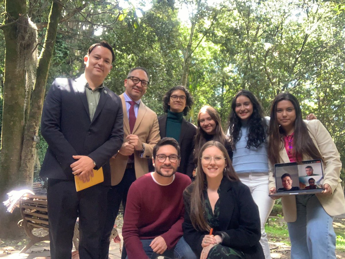 DISurGlobal's tweet photo. ¡Hoy tuvimos reunión de equipo!

Hablamos sobre la importancia de valorarnos como personas y no como un conjunto de investigadoras e investigadores. 

Para escribir sobre el Sur primero hay que reconocernos y cuidar lo que somos.

¡Gracias a todas y todos por asistir!

#DISG https://t.co/mMpPxzXV9t