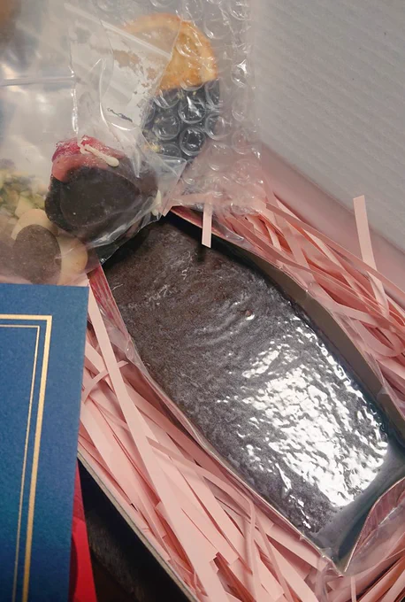 バレンタインのガトーショコラ届いた何もトッピングない状態で食べてみたかったから嬉しいトッピングも盛りだくさんで食べるの楽しみ 