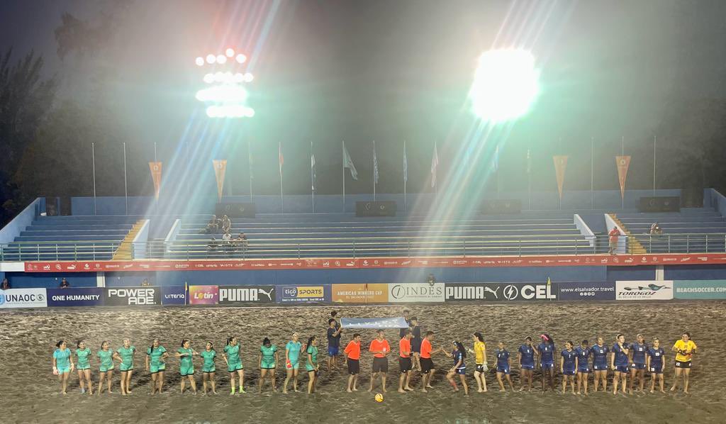 DeportesC10's tweet photo. ⏱️ Primer periodo | Min 12'
Comienza el partido de la categoría femenina, entre la #BarradeSantiago y la #BSUES.
#AmericasWinnersCupElSalvador2023 https://t.co/VlI6dmv8rt