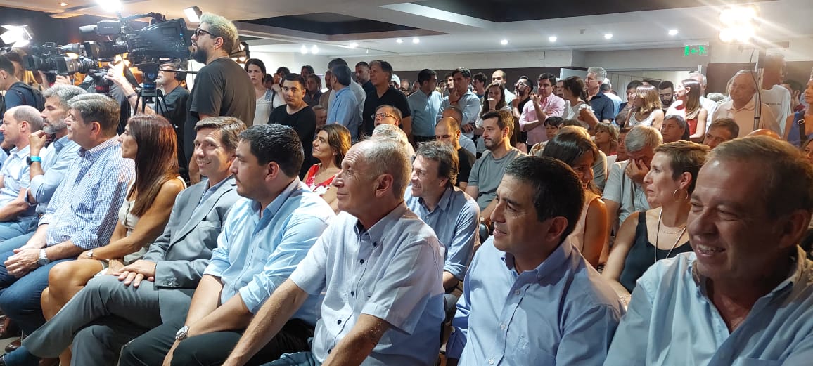 rufeilok's tweet photo. 🤝Acompañamos a @alfredocornejo en su lanzamiento como precandidato a Gobernador junto a @rodysuarez y @TadeoGZ. Hay equipo, experiencia y sobre todo un plan estratégico para seguir transformando Mendoza. 

#hACe
#CambiaMendoza https://t.co/Af05wFt6WH