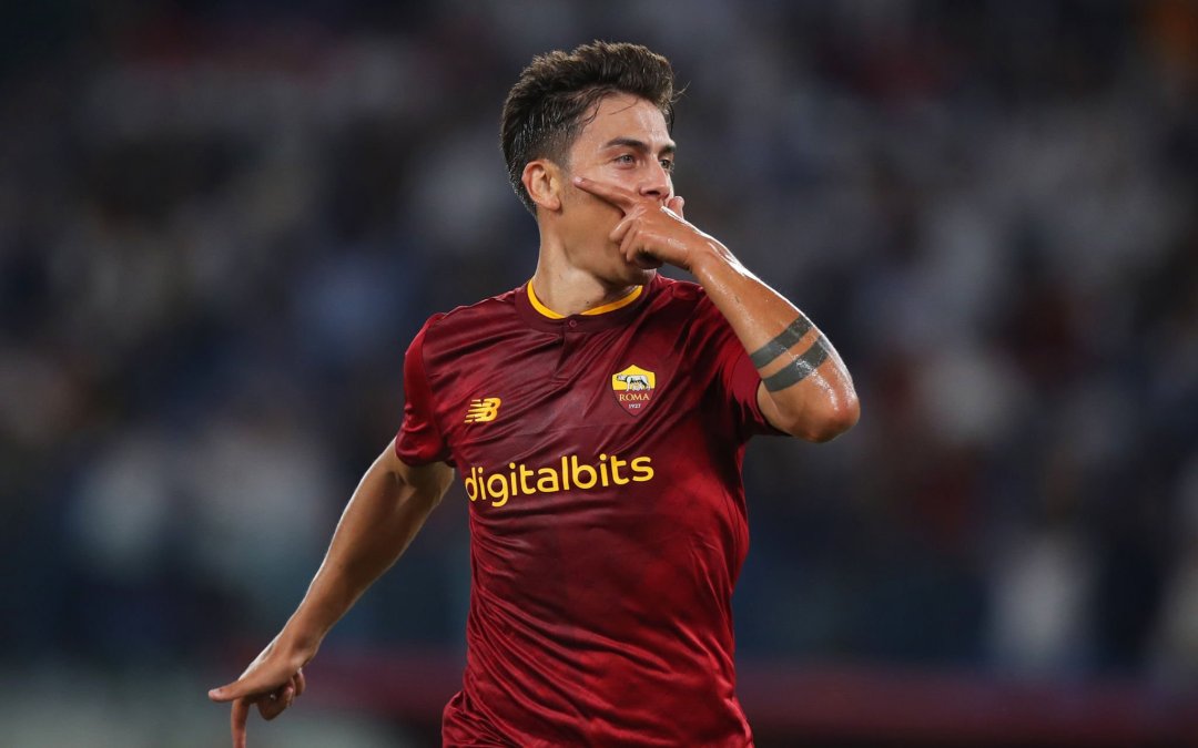 VSportsTM's tweet photo. Paulo Dybala donó una camiseta para colaborar con las víctimas del terremoto en Turquía-Siria. La prenda será subastada y los fondos recaudados se destinarán a los afectados. Lo anunció el futbolista turco Merih Demiral en sus redes sociales. 🇦🇷🇹🇷🇸🇾🙏❤️ https://t.co/0wSTTsU7np