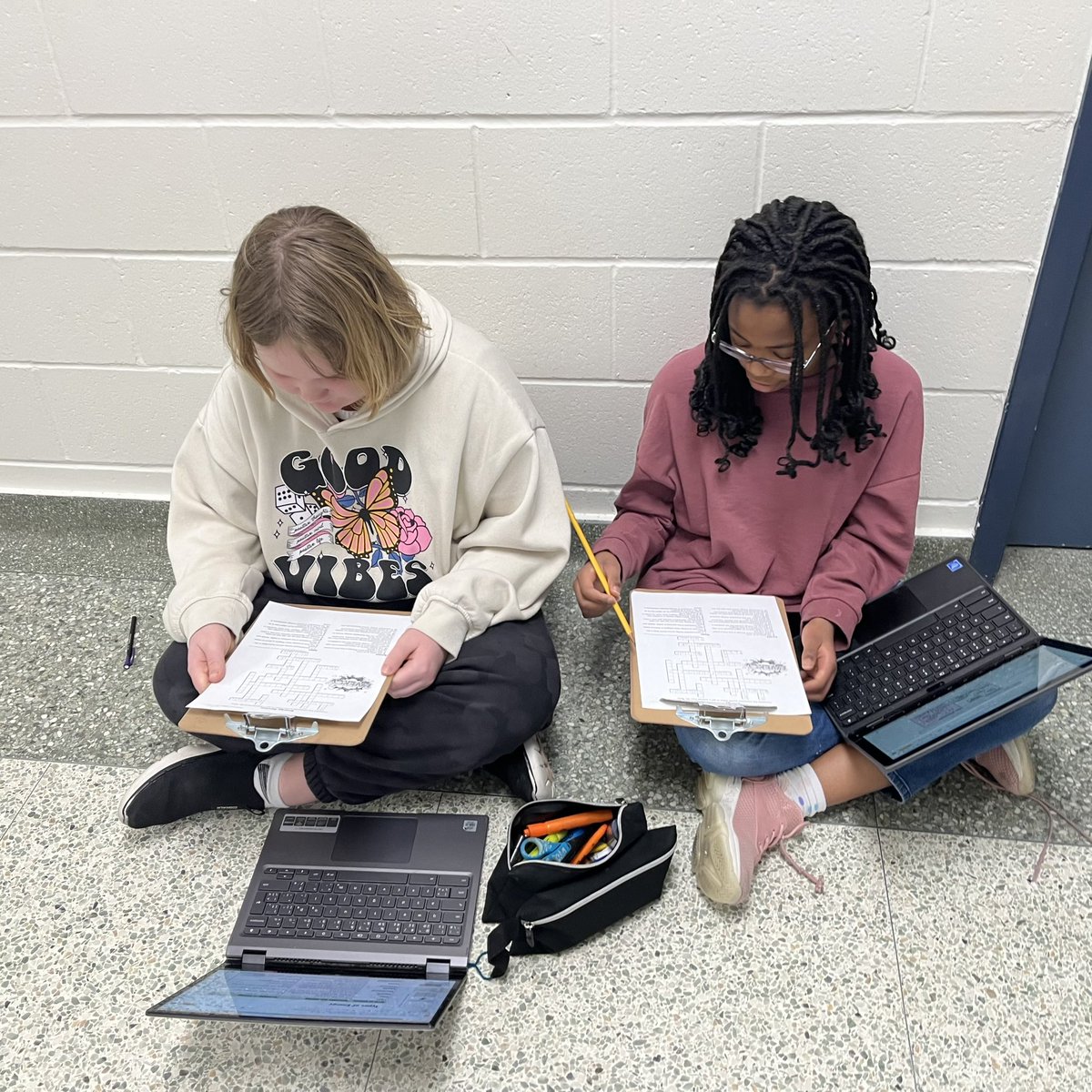 MBlaisclassroom's tweet photo. Working collaboratively on a crossword about Energy - βI think 8 down is kinetic energy.β βLook, it says the form of energy when Wiggins is ABOUT to chase the rabbit, I think itβs potential!β π‘ π Of course I had to include my pup in some review questions! #ocsbDL #FRADL https://t.co/oGCUZPBg5C