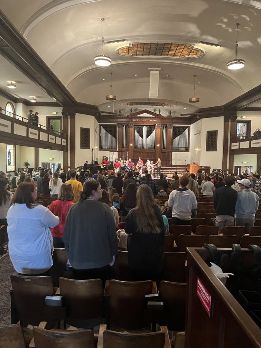 plawler111's tweet photo. Hearing reports of a chapel service on the campus of @AsburyUniv that started at 10:00 a.m. this morning but is still going tonight.

The manifest presence of God is sustained in the gathering and people don’t want to leave.

#Revival https://t.co/zsrWAVaCY8