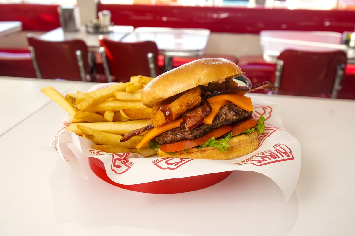 RubysDiner's tweet image. Dreaming about our Hickory Burger?💭🍔 Turn those dreams into reality and order all your Ruby’s faves for dinner tonight! ❤️✨