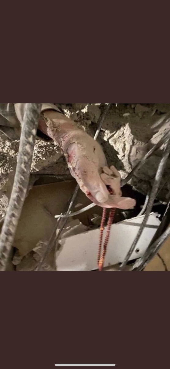 ويؤتَى بأشدِّ المؤمنينَ ضرًّا ، وبلاءً ، فيقالُ: اغمِسوهُ غمسةً في الجنَّةِ ، فيُغمَسُ فيها غمسةً ، فيقالُ لَهُ: أي فلانُ هل أصابَكَ ضرٌّ قطُّ ، أو بلاءٌ ، فيقولُ: ما أصابَني قطُّ ضرٌّ ، ولا بلاءٌ !!