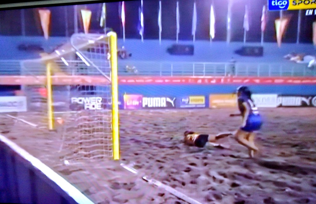 Le sale de todo al equipo de la Barra de Santiago.
Gool de la Barra .
#BS_Ues 1--3 #BarraDeSantiago 
<a href="/BeachSoccer_WW/">BeachSoccerWorldwide</a> 
#AmericaWinnersCup