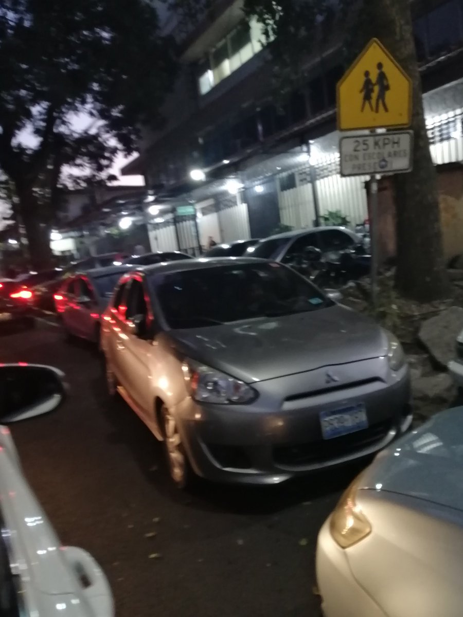 glviolantes's tweet photo. Sería bueno que  prohibieran a los vehículos de la U Nueva San Salvador se estacionen en la calle, ya que no dejan que los vehículos circulen ya que es una calle con doble sentido!Y para ningún lado se puede circular @PNCSV @nayibbukele @VMTElSalvador @TN21sv @ObrasPublicasSV https://t.co/aqpdzXb3vf