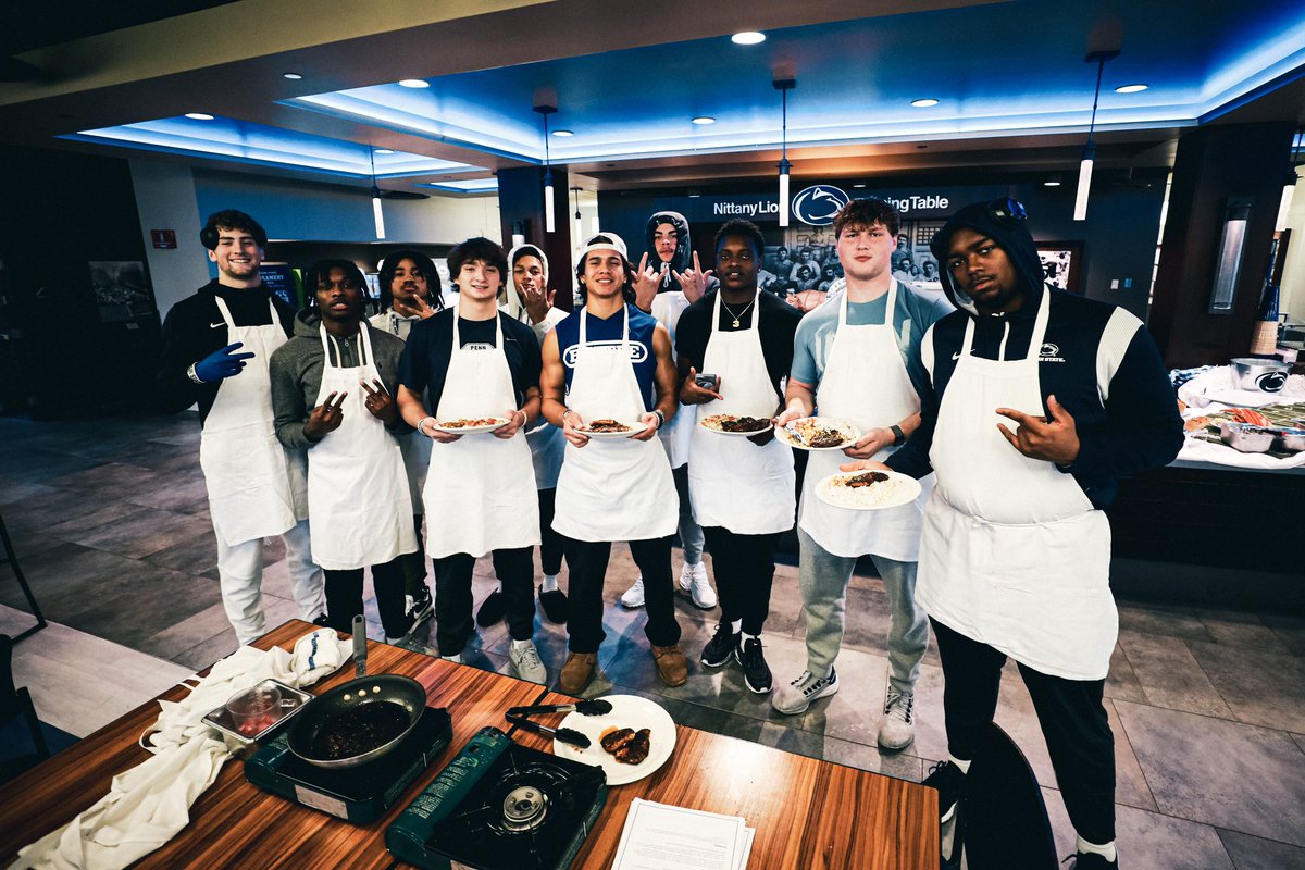 PennStateFball's tweet photo. cookin’ up a little chicken + rice with the mid-years 👨‍🍳😆🍽️ https://t.co/36A2JOILzN