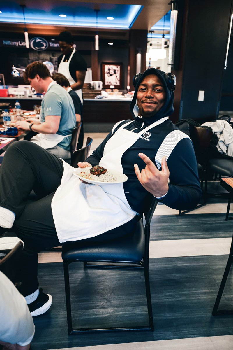 PennStateFball's tweet photo. cookin’ up a little chicken + rice with the mid-years 👨‍🍳😆🍽️ https://t.co/36A2JOILzN