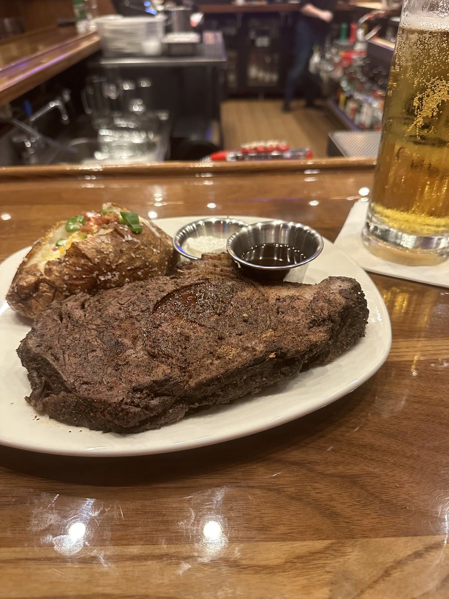 16 oz Prime Rib@ OSH in TN. Imma fan player. 💪Fosters on the side!✅
⁦<a href="/OldManWhoBets/">@OldManWhoBets</a>⁩