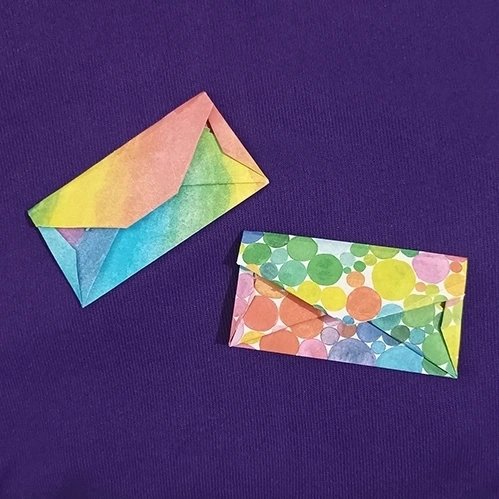 YunYuOrigami's tweet image. I love Wednesdays! 💙💜

MODEL: Crane Envelope and Crane in Love Envelope. 
AUTHOR: Jeremy Shafer. 
FOLDED: By me 🙋🏻‍♀️
SHEETS: 15cm bicolor squares.

#origami #origamifun #cranepaper