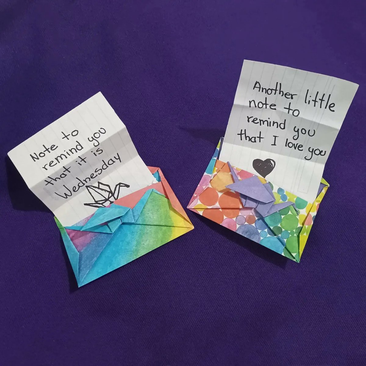 YunYuOrigami's tweet image. I love Wednesdays! 💙💜

MODEL: Crane Envelope and Crane in Love Envelope. 
AUTHOR: Jeremy Shafer. 
FOLDED: By me 🙋🏻‍♀️
SHEETS: 15cm bicolor squares.

#origami #origamifun #cranepaper