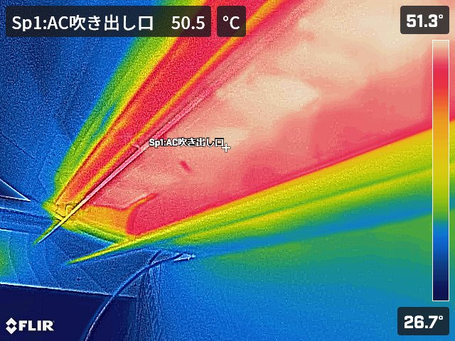 yamahome's tweet photo. 床下エアコン暖房の温熱環境。サーモカメラ画像。
AC吹き出し温度50℃、床面25℃、床ガラリ30℃。
家全体を柔らかい温度で包み込む。くるぶしで感じる足元温度感も不快なし。
#FLIRONEPRO https://t.co/JndGQqdooO