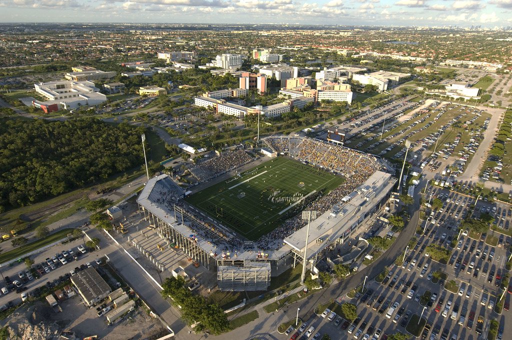 BryceCain5's tweet photo. Blessed to receive an offer from Florida International University 🔵⚫️⚪️ @FIUFootball @CoachEHickson2 @jay_macintyre11 @FIUCoachDavis @CoachMikeMac @JoshuaEargle @A_Gaitor @CoachGFive https://t.co/epTcVLZ4B8