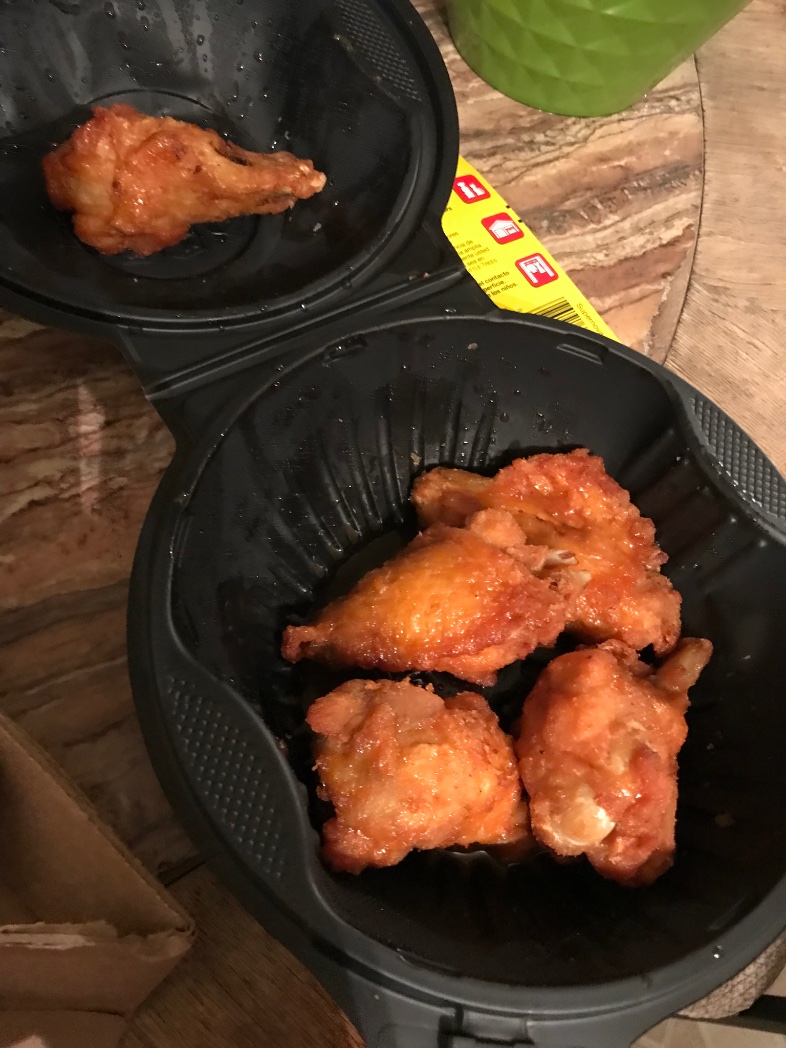 WolfieDagger22's tweet photo. @pizzahut  once again your employees failed miserably at creating an order very lazy employees at this location soggy pizza undercooked and no sauce on buffalo wings DO BETTER! this is ridiculous! For $42  the reciept was a ticket for the food no reciept https://t.co/Gw5WWWDj87