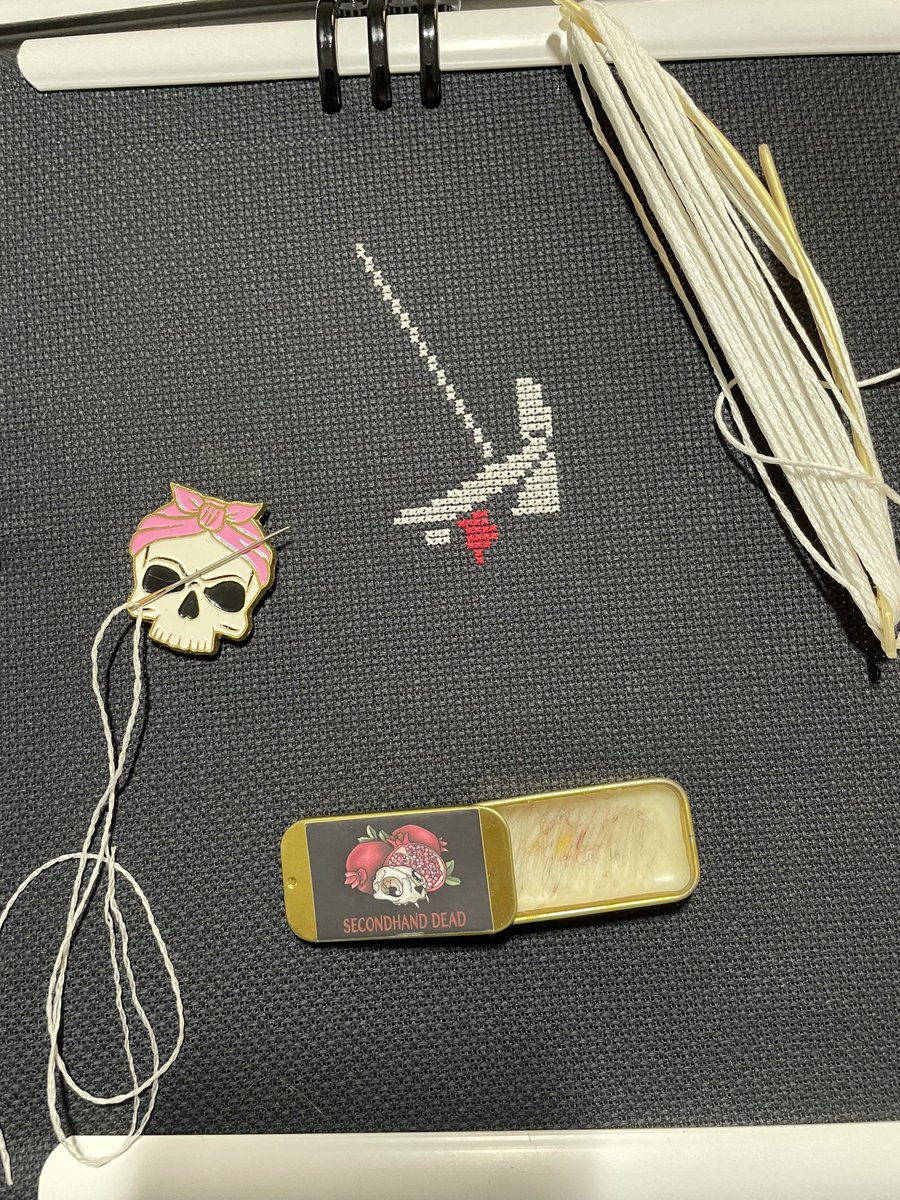 SecondhandDead's tweet image. My abundance blend is handling this glow in the dark floss pretty well 😎 You can find it and my other scent blends in the Etsy shop 😘