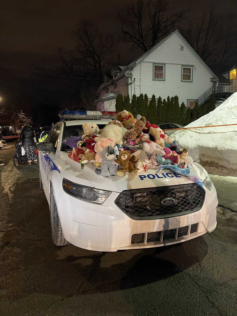 Cette voiture de la <a href="/policelaval/">Police Laval</a> située à l’entrée du périmètre de la scène de crime est devenue le point de recueillement du quartier Ste-Rose à Laval.

#rcmtl #laval #lavalgarderie #lavalbus