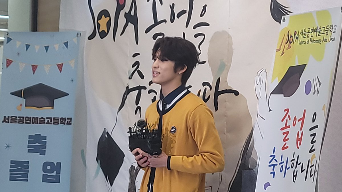 kvibe_yonhap's tweet photo. Check out the photos of #박정우 #PARKJEONGWOO (@ygtreasuremaker @treasuremembers ) at School of Performing Arts Seoul #서공예 attending graduation ceremony! 🎉❣️✨

Congratulations #Jeongwoo 👨‍🎓😍 https://t.co/XHYBZRNJod