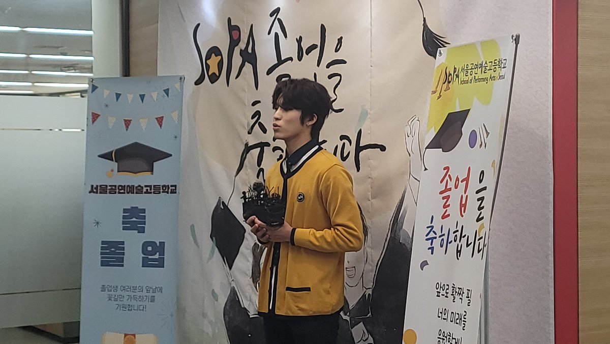 kvibe_yonhap's tweet photo. Check out the photos of #박정우 #PARKJEONGWOO (@ygtreasuremaker @treasuremembers ) at School of Performing Arts Seoul #서공예 attending graduation ceremony! 🎉❣️✨

Congratulations #Jeongwoo 👨‍🎓😍 https://t.co/XHYBZRNJod