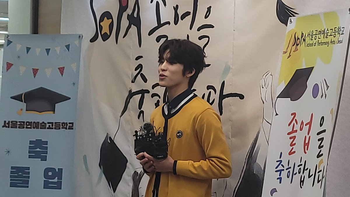 kvibe_yonhap's tweet photo. Check out the photos of #박정우 #PARKJEONGWOO (@ygtreasuremaker @treasuremembers ) at School of Performing Arts Seoul #서공예 attending graduation ceremony! 🎉❣️✨

Congratulations #Jeongwoo 👨‍🎓😍 https://t.co/XHYBZRNJod