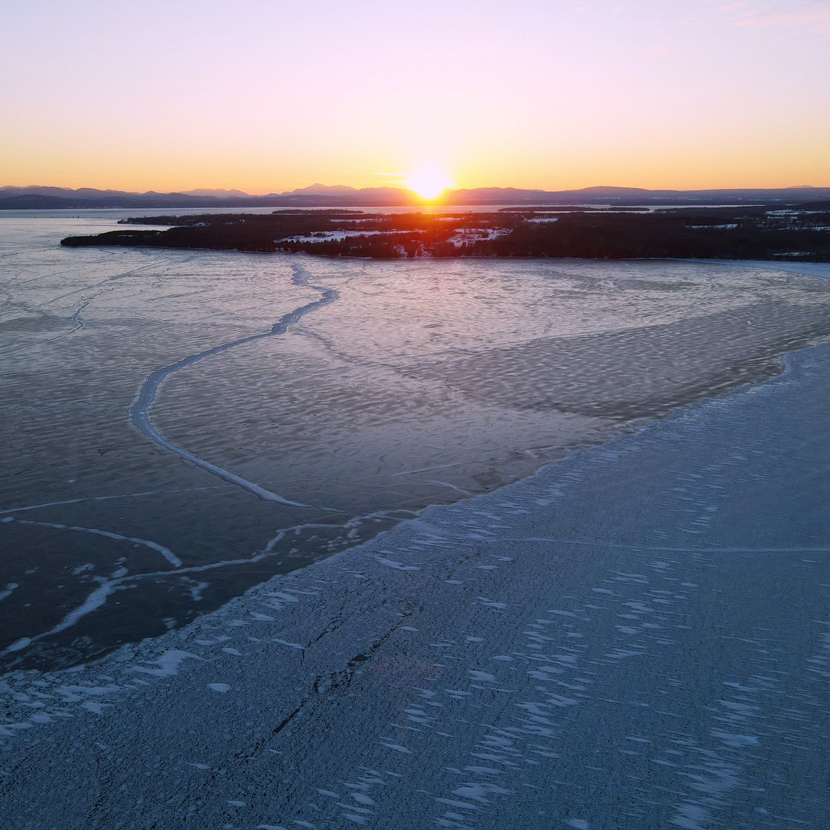 edcolemangolf's tweet photo. Gateway to the Champlain Islands.
.
#vt #vermont #sunset #igsunset #sky #lake #frozen #shore #drone #dronephotography https://t.co/nJokbUoXCB
