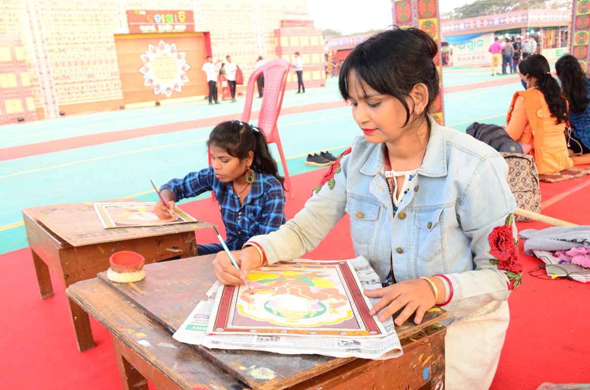 Sidac_Odisha's tweet photo. Craftsman. Crafting. Crafts.

Live demonstration of crafts by the students of #SIDAC being enjoyed by visitors at Toshali National Crafts Mela, Bhubaneswar.

#TNCM2023 #ToshaliCraftsMela #CraftDemonstration https://t.co/dfwMYF3Y7p