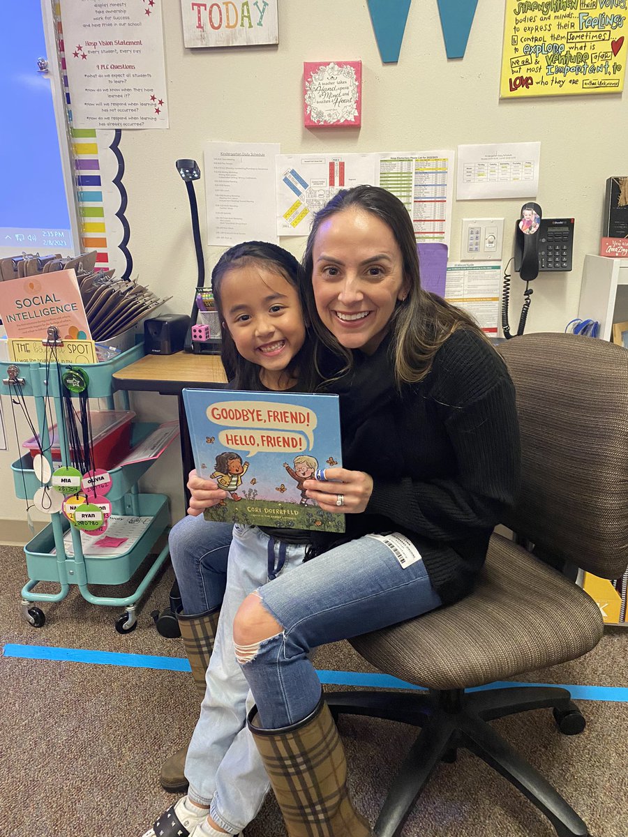 WeinkeLara's tweet image. We love having parents come and read to our class! ❤️#kindervibes @HospElementary