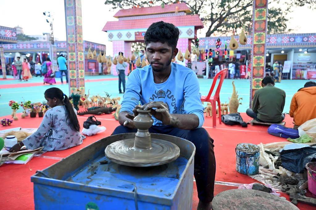 Sidac_Odisha's tweet photo. Craftsman. Crafting. Crafts.

Live demonstration of crafts by the students of #SIDAC being enjoyed by visitors at Toshali National Crafts Mela, Bhubaneswar.

#TNCM2023 #ToshaliCraftsMela #CraftDemonstration https://t.co/dfwMYF3Y7p