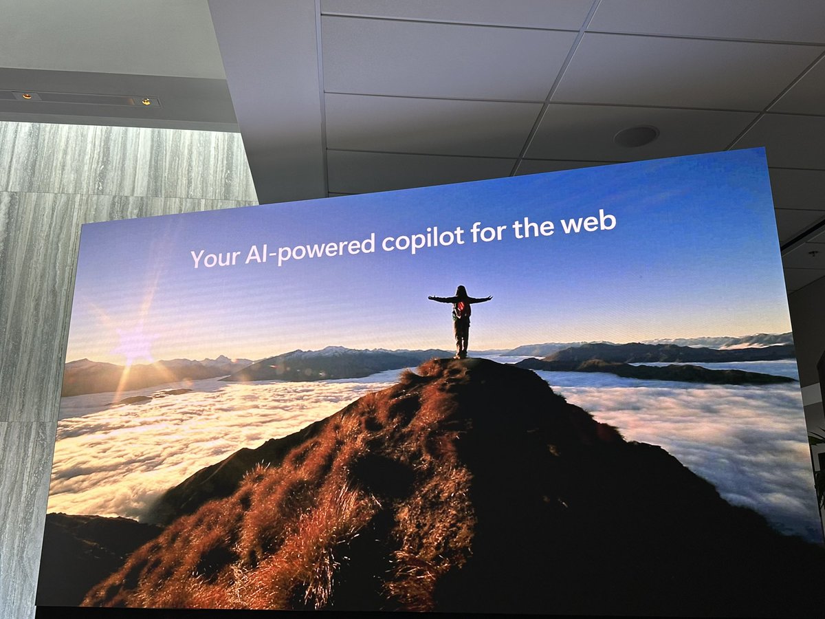 DAguirreGrazio's tweet photo. The duel of the titans has begun...
#MicrosoftAIEvent #OpenAIChatGPT #ChatGPT #AI https://t.co/5jvfWLyTTZ
