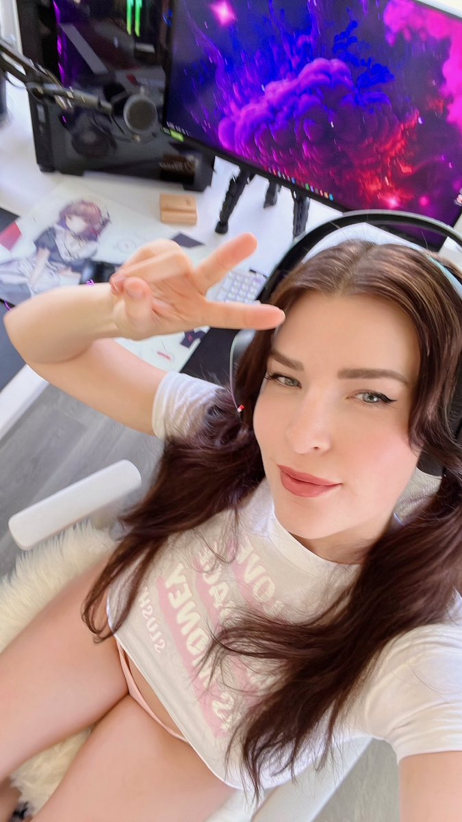 KittyPAfterDark's tweet photo. You better brace yourself, because I'm coming for that high score 😜 I’m taking no prisoners 🔥 #PCgamer #kittyplays #PS5 #XboxLive https://t.co/RbbBEv1jaD