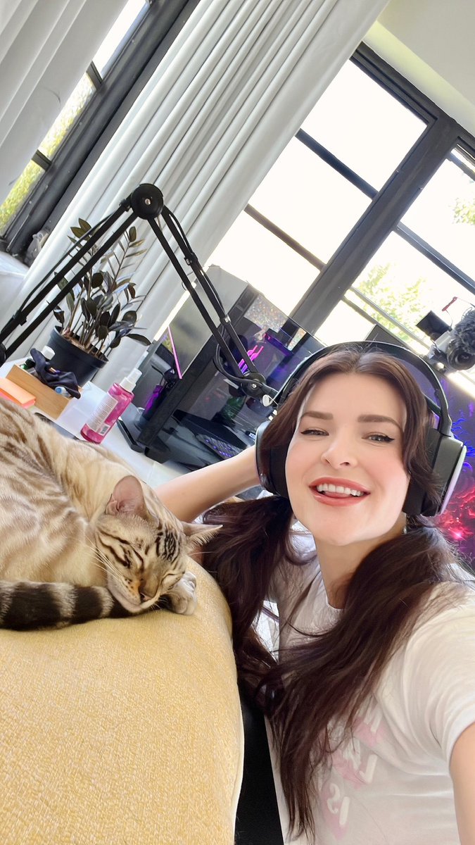 KittyPAfterDark's tweet photo. You better brace yourself, because I'm coming for that high score 😜 I’m taking no prisoners 🔥 #PCgamer #kittyplays #PS5 #XboxLive https://t.co/RbbBEv1jaD