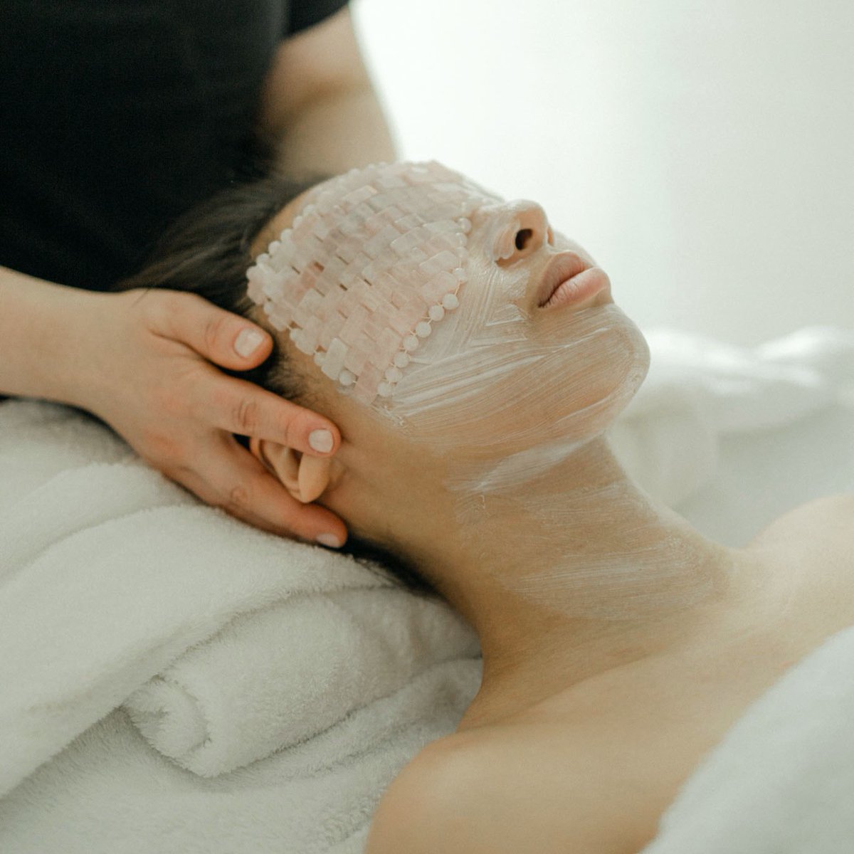 FSToronto's tweet image. Get a Valentine’s Day glow with the Spa’s luxurious Rose Gold Facial. This oxygen-boosting treatment will leave the skin refreshed and hydrated. 📸: cynthyeah #FSToronto #FourSeasons #FSWellness #Toronto #BloorYorkville