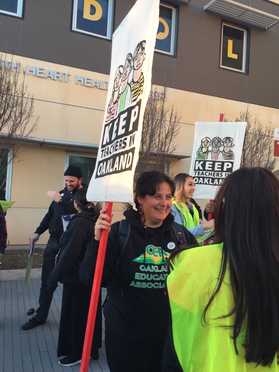 tierralinda05's tweet photo. Oakland Teachers prepare to rally at Schoolboard to get support for a #FairContact https://t.co/v4eZmrNyLD