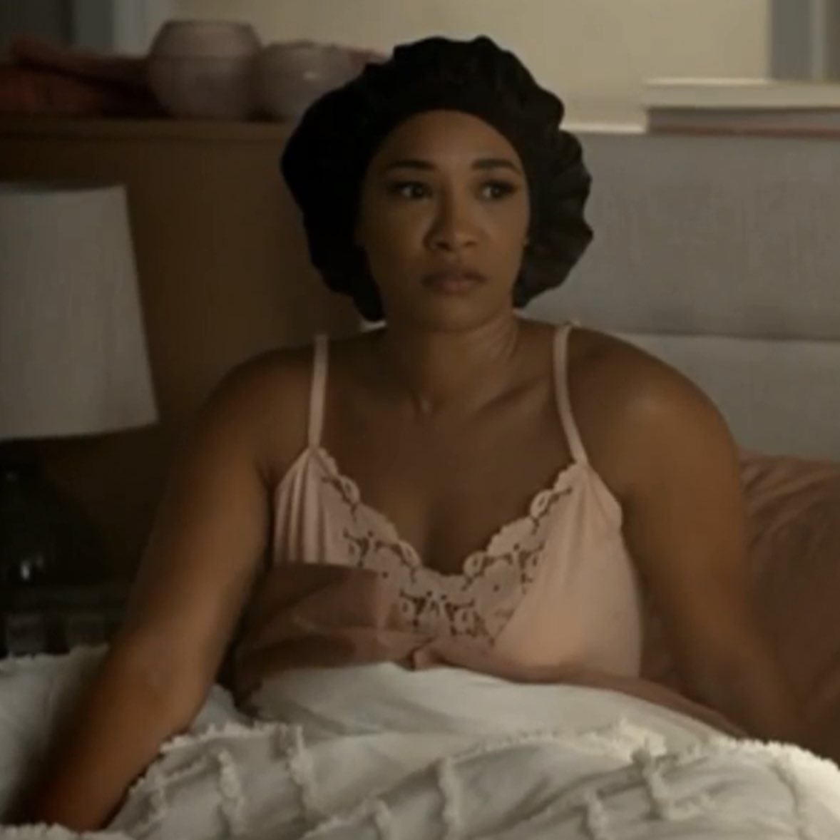 haworthes's tweet photo. her bonnet… smiling #TheFlash https://t.co/p1HEQiCvBn