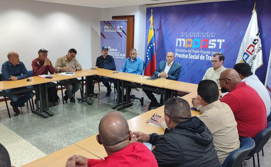 torrealbaf's tweet photo. Buena reunión de trabajo junto a mis hermanos de la Clase Obrera Guayanesa, coincidiendo siempre en la importancia de producir riquezas para La Patria, cumpliendo las 7 líneas estratégicas dadas por el Presidente @NicolasMaduro. 

#PatriaGrandeEsCaribe https://t.co/tYDZtAilJQ