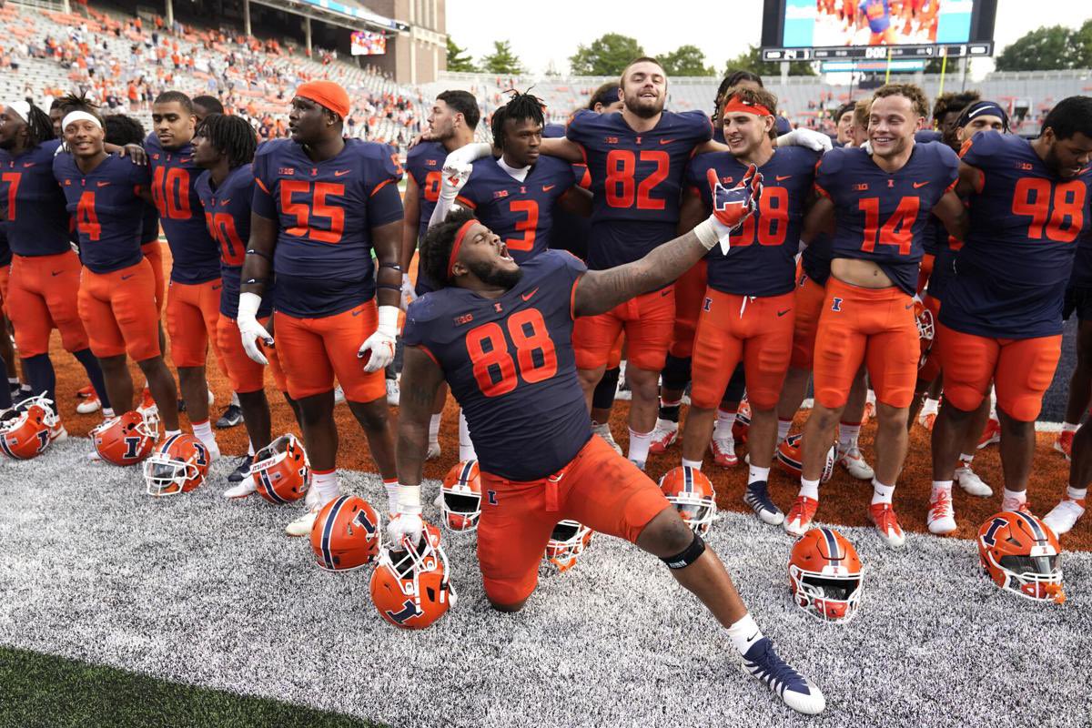 After a great talk with coach jamison i am thankful and honored to receive a offer from The University of Illinois 🧡💙 #GoKingishers  <a href="/CoachJamison/">Terrance Jamison</a> <a href="/cchsballcoach/">Dave Dunn</a> <a href="/CColumbuspride/">Jason Hill</a>