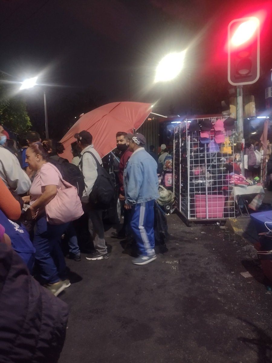 baudafterblue's tweet photo. Los usuarios de línea 2 solicitamos apoyo para reubicar al ambulantaje fuera de la estación
Tacubaya, ocupan mucho del poco espacio que tenemos para entrar y salir de dicha estación. Estamos esperando en pleno arroyo vehicular. Es un peligro! #ClaudiaSheinbaum #Multimedios https://t.co/qHCzgDRhxm