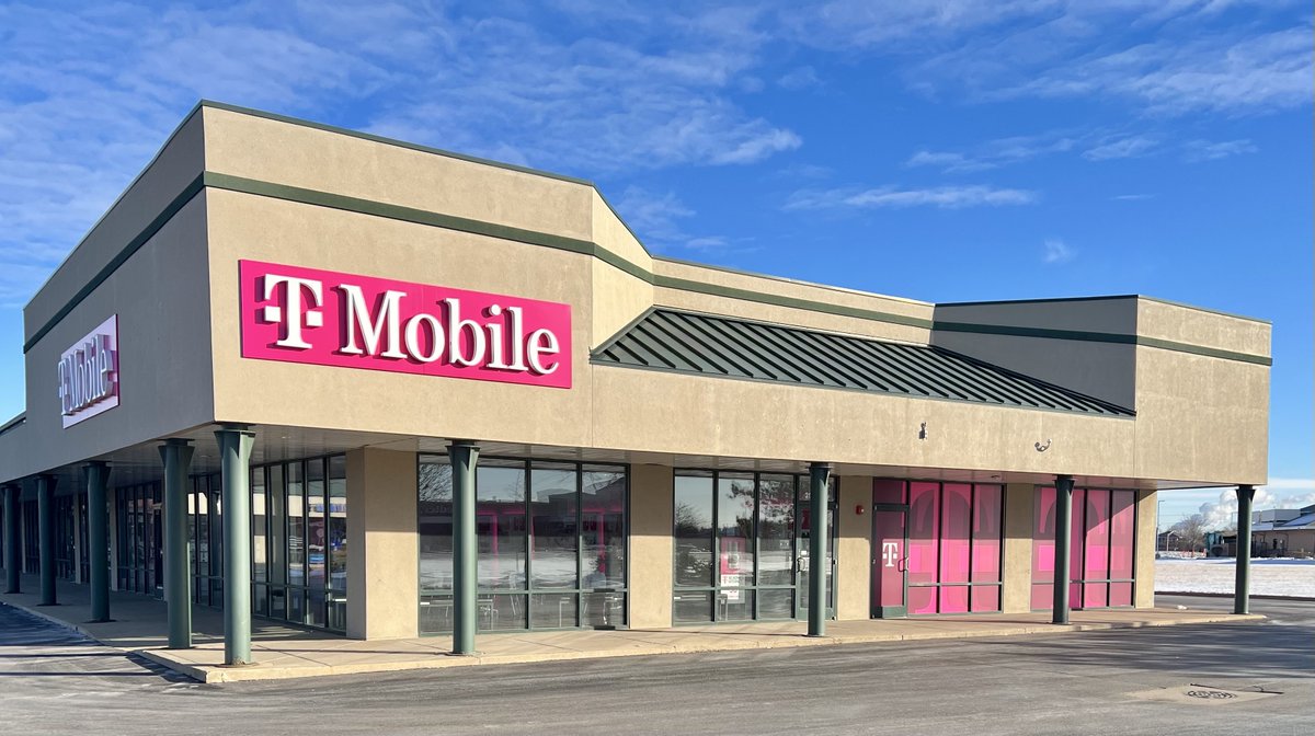 JonFreier's tweet photo. Right where the Illinois River forms lies the Village of Channahon, which just got its very first @TMobile store! We’re happy to be here and thrilled to bring the best choice in wireless to another community in The Prairie State. https://t.co/MnFwWySNq8