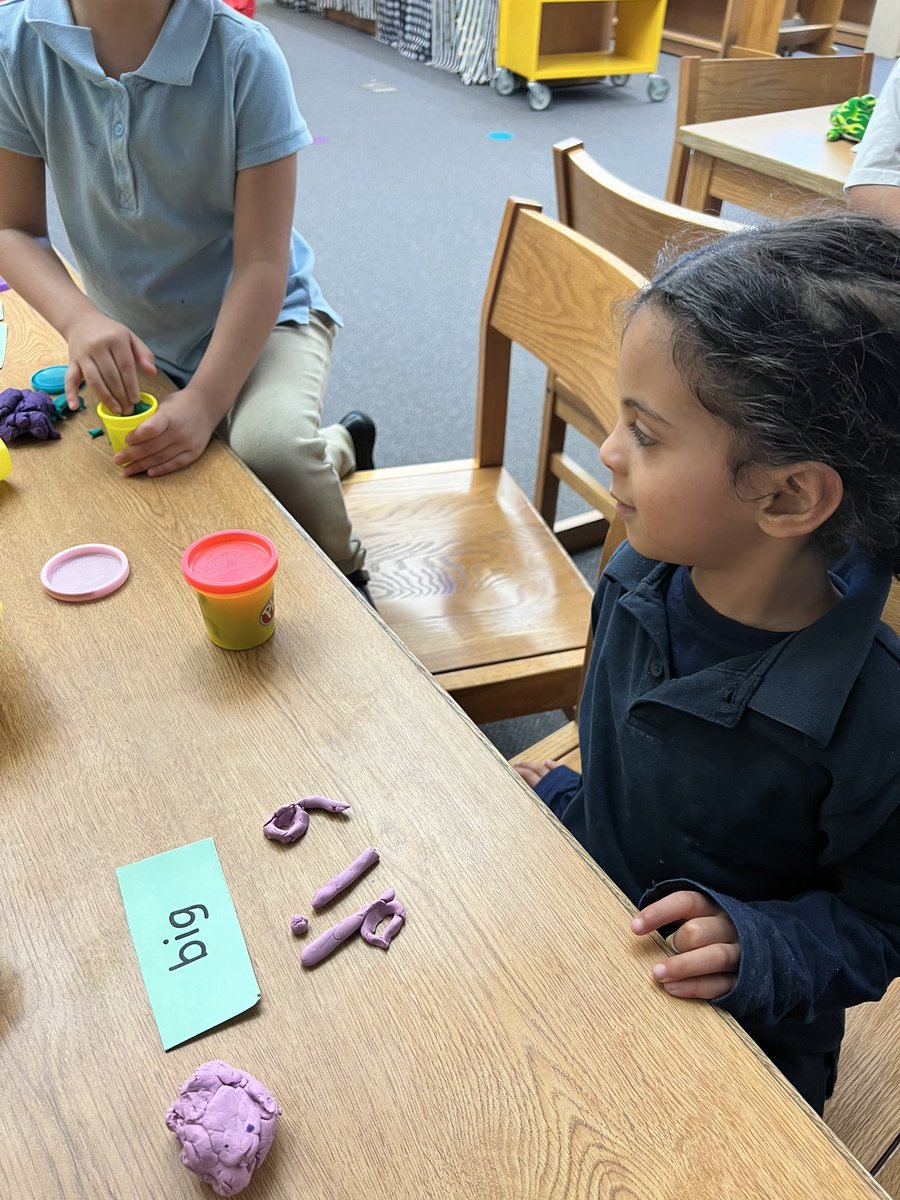 OrtizLibrary259's tweet photo. Kindergartners working on sight word skills in the library. #literacy #learningisfun @beckergaile @WichitaUSD259 @usd259libraries https://t.co/lUooYC7tJv