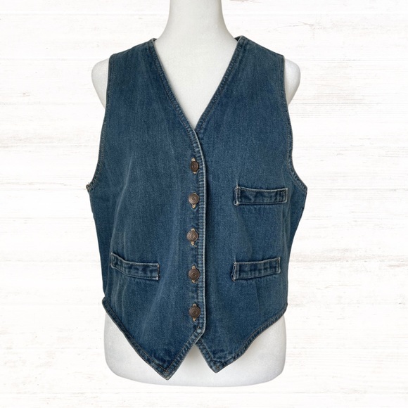 KjPosh's tweet photo. So good I had to share! Check out all the items I'm loving on @Poshmarkapp from @LopezDaby #poshmark #fashion #style #shopmycloset #levis #gap: https://t.co/nBzpbA1xoj https://t.co/flKsZyk1D2