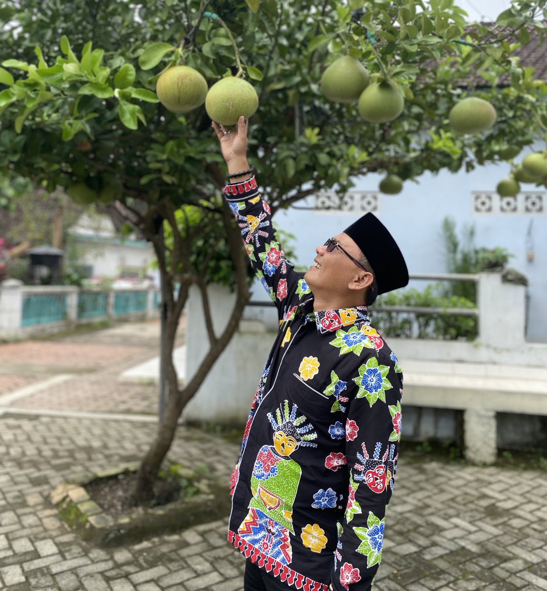 Terkadang melihat ke atas itu perlu agar kita terus termotivasi, namun jangan lupa melihat ke bawah agar kita selalu rendah hati.